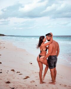 una pareja junto al mar